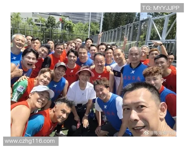 男足球明星与女明星亲密合影展现运动与时尚的完美结合